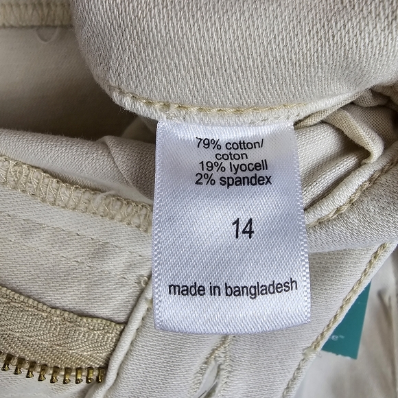 Maurices Tan Twill Pleated Shorts NWT - Picture 3 of 11